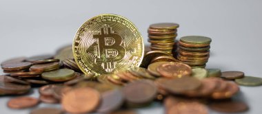 Altın Bitcoin kripto ve bozuk para yığını, Crypto engelleme ağı içinde Dijital Para, teknoloji ve çevrimiçi internet değiş tokuşu kullanılarak takas edilir. Mali konsept