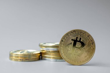 Altın Bitcoin kripto para yığını, Crypto engelleme ağı içindeki Dijital Para, teknoloji ve çevrimiçi internet değiş tokuşu kullanılarak takas edilir. Mali konsept