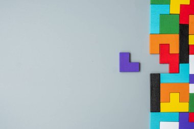 Renkli ahşap yapboz arka planlı geometrik şekil bloğu. Mantıklı düşünme, iş mantığı, Bilmece, karar, çözümler, rasyonel, misyon, başarı, hedefler ve strateji kavramları