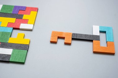 Geometrik renkli ahşap yapboz parçalarının anahtar ve anahtar deliği şekli. Mantıklı düşünme, iş mantığı, Bilmece, karar, çözümler, rasyonel, misyon, başarı, hedefler ve strateji kavramları