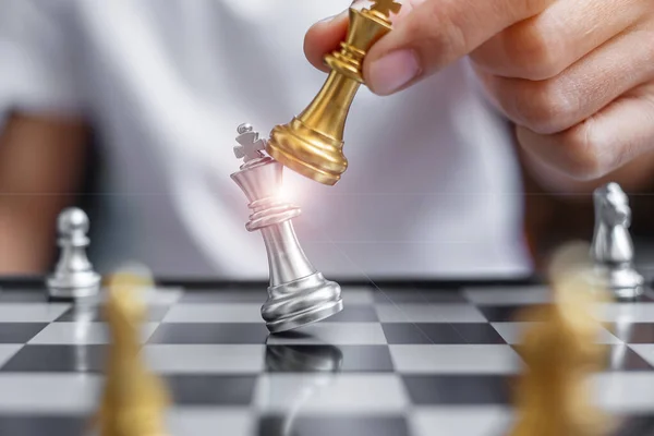 Obchodník Ruka Pohybující Zlaté Šachy King Figurka Šachmat Soupeř Během — Stock fotografie