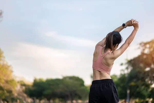 Giovane Donna Adulta Abbigliamento Sportivo Rosa Che Allunga Muscolo Nel — Foto Stock