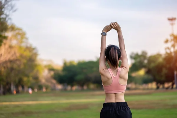 Mujer Adulta Joven Ropa Deportiva Rosa Que Estira Músculo Parque —  Fotos de Stock