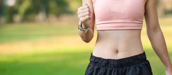 Mujer Adulta Joven Ropa Deportiva Rosa Que Estira Músculo Parque —  Fotos de Stock