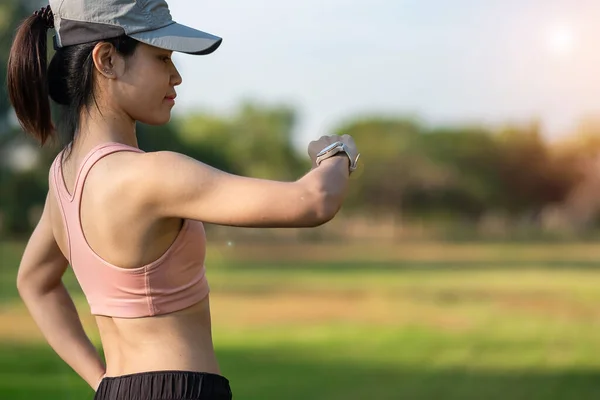 Joven Mujer Adulta Comprobando Tiempo Frecuencia Cardíaca Cardiovascular Reloj Inteligente —  Fotos de Stock