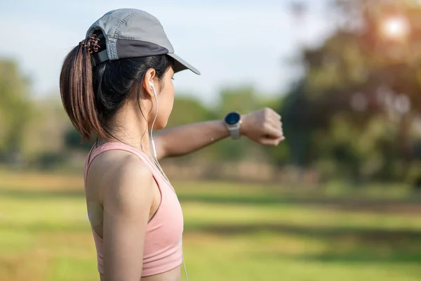 Mladá Dospělá Žena Kontroluje Čas Srdeční Tep Sportovní Smartwatch Během — Stock fotografie