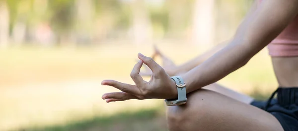 Giovane Donna Adulta Abbigliamento Sportivo Facendo Yoga Nel Parco All — Foto Stock