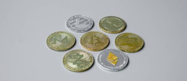 Altın ve gümüş kripto para, Bitcoin, Ethereum, Litecoin, Dash, Monero, Zcach ve Ripple paraları. Şifreleme, engelleme ağı içindeki Dijital Paradır