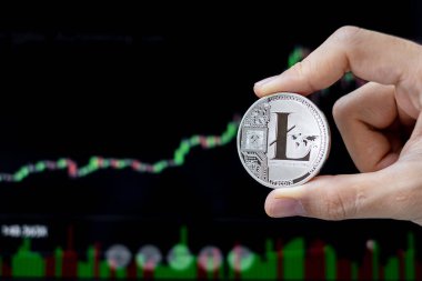 Gümüş Litecoin (LTC) mum grafik arkaplan kripto para, Kripto engelleme ağı içinde Dijital Para, teknoloji ve çevrimiçi internet değiş tokuşu kullanıyor.