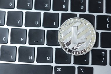 Klavye bilgisayarında gümüş kripto para, Litecoin madeni para. Şifreleme, engelleme ağı içindeki Dijital Paradır