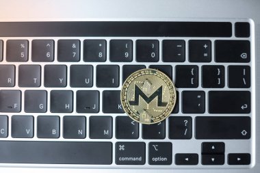 Klavye bilgisayarındaki altın kripto para, Monero parası. Şifreleme, engelleme ağı içindeki Dijital Paradır