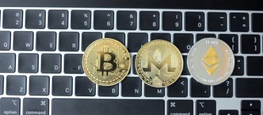 Klavye dizüstü bilgisayarında altın ve gümüş kripto para, Bitcoin, Ethereum, Monero paraları. Şifreleme, engelleme ağı içindeki Dijital Paradır