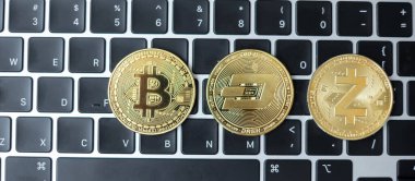 Klavye bilgisayarındaki altın kripto para birimi Bitcoin, Dash, Zcach paraları. Şifreleme, engelleme ağı içindeki Dijital Paradır