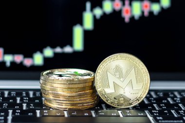 Altın Monero (XMR) mum grafik arkaplanlı kripto para, Kripto engelleme ağı içindeki dijital para, teknoloji ve çevrimiçi internet değiş tokuşu kullanıyor