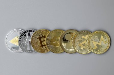 Altın ve gümüş kripto para, Bitcoin, Ethereum, Litecoin, Dash, Monero, Zcach ve Ripple paraları. Şifreleme, engelleme ağı içindeki Dijital Paradır