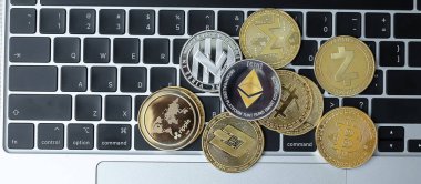 Klavyede altın ve gümüş kripto para birimi, Bitcoin, Ethereum, Litecoin, Dash, Monero, Zcach ve Ripple bozuklukları. Şifreleme, engelleme ağı içindeki Dijital Paradır