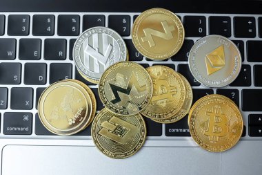 Klavyede altın ve gümüş kripto para birimi, Bitcoin, Ethereum, Litecoin, Dash, Monero, Zcach ve Ripple bozuklukları. Şifreleme, engelleme ağı içindeki Dijital Paradır