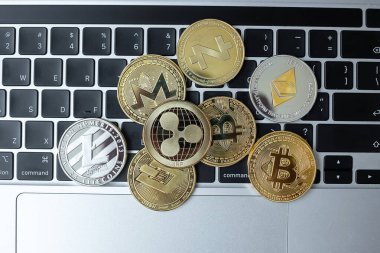 Klavyede altın ve gümüş kripto para birimi, Bitcoin, Ethereum, Litecoin, Dash, Monero, Zcach ve Ripple bozuklukları. Şifreleme, engelleme ağı içindeki Dijital Paradır