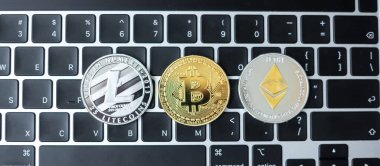Klavye dizüstü bilgisayarında altın ve gümüş kripto para, Bitcoin, Ethereum, Litecoin paraları. Şifreleme, engelleme ağı içindeki Dijital Paradır