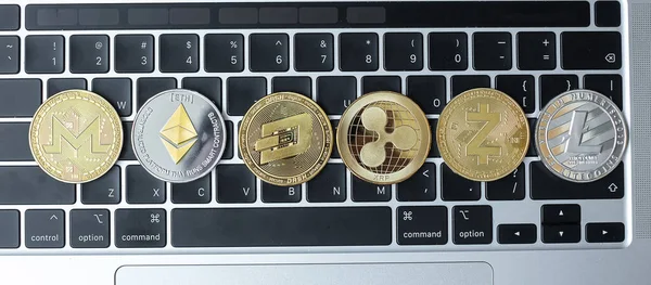 Klavyede altın ve gümüş kripto para birimi, Bitcoin, Ethereum, Litecoin, Dash, Monero, Zcach ve Ripple bozuklukları. Şifreleme, engelleme ağı içindeki Dijital Paradır