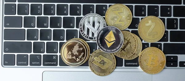 Klavyede altın ve gümüş kripto para birimi, Bitcoin, Ethereum, Litecoin, Dash, Monero, Zcach ve Ripple bozuklukları. Şifreleme, engelleme ağı içindeki Dijital Paradır