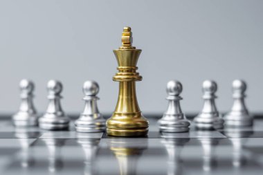 Satranç kralı figürü, satranç tahtası yarışmasında enerji ya da rakip kalabalıktan kendini belli eder. Strateji, Başarı, Yönetim, İş Planlama, Karışıklık, Kazanma ve Liderlik Konsepti