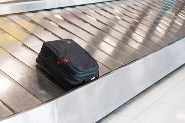 Uluslararası havaalanında bavul ya da bavul taşıma bandında