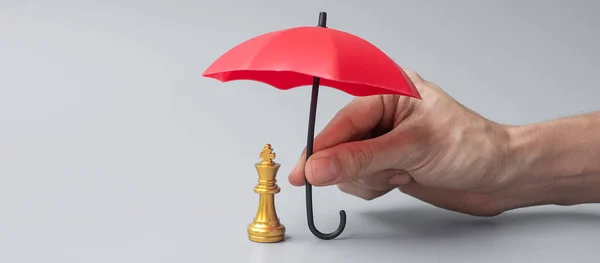 Homem Negócios Mão Segurando Capa Guarda Chuva Vermelho Xadrez Rei — Fotografia de Stock