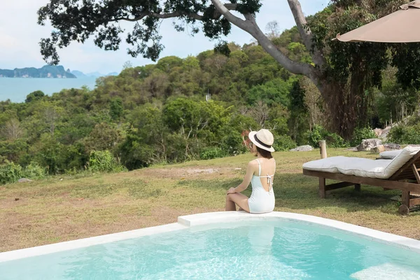 Glückliche Frau Weißen Badeanzug Die Luxuriösen Poolhotel Vor Schöner Aussicht — Stockfoto