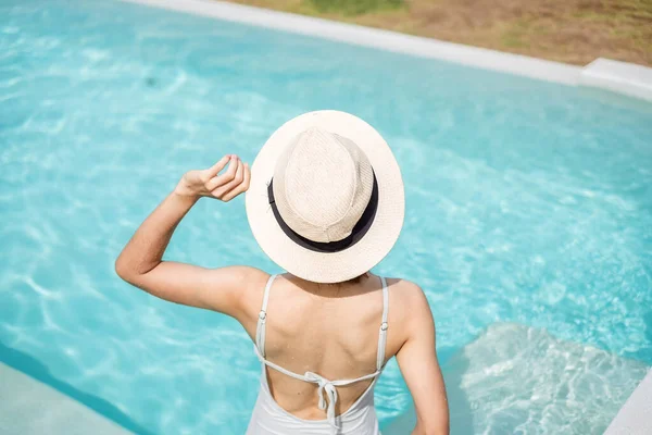 Donna Felice Costume Bagno Bianco Nuotare Hotel Piscina Lusso Giovane — Foto Stock