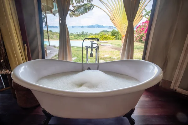 Badewanne Mit Schaumstoffblasen Tropischem Luxus Resort Vor Wunderschönem Ozeanhintergrund Spa — Stockfoto