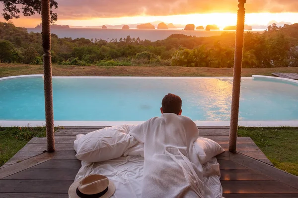 Glückliche Mann Reisenden Genießen Schönen Meerblick Touristen Entspannen Tropischen Luxus — Stockfoto