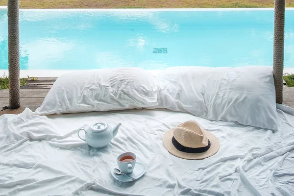 Reisender Hut Teetasse Und Teekanne Auf Weißem Bett Vor Schönem — Stockfoto