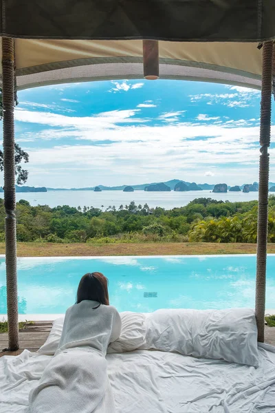 Glückliche Reisende Genießen Schönen Meerblick Touristen Entspannen Tropischen Luxus Resort — Stockfoto