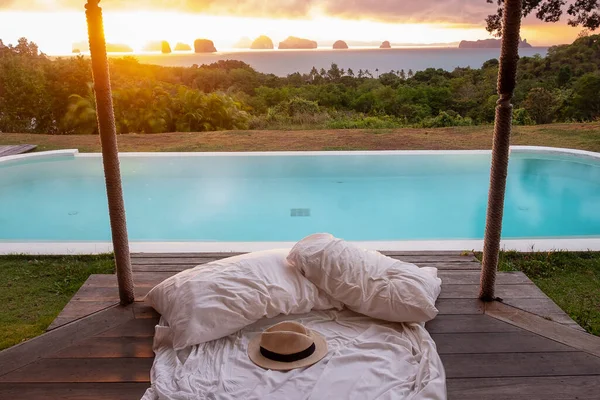 Reisender Hut Auf Weißem Bett Vor Schönem Meerblick Hintergrund Touristen — Stockfoto