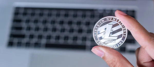 Businessman Χέρι Κρατώντας Ασήμι Litecoin Ltc Cryptocurrency Πάνω Από Πληκτρολόγιο — Φωτογραφία Αρχείου
