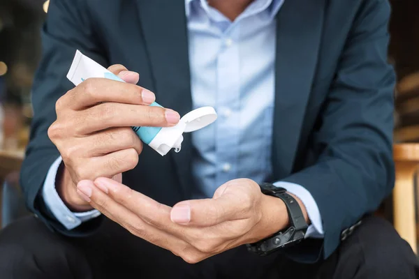 Geschäftsmann Hände Mit Waschen Händedesinfektionsmittel Gel Spender Gegen Coronavirus Krankheit — Stockfoto
