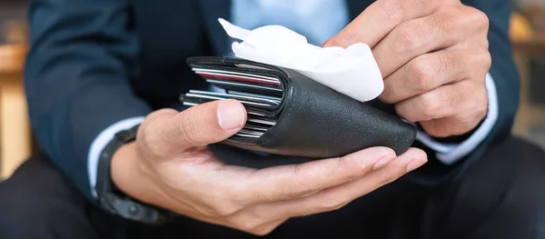 Geschäftsmann Anzug Reinigt Geldbörse Durch Feuchttücher Und Alkohol Desinfektionsmittel Büro — Stockfoto