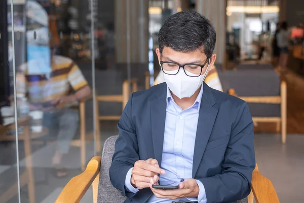 Junger Geschäftsmann Anzug Mit Chirurgischem Mundschutz Und Smartphone Mann Tippt — Stockfoto