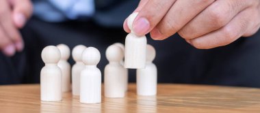 İşadamı, işçi kalabalığından lider ahşabı çekiyor. Toksik İnsanlar, İnsan Kaynakları Yönetimi, İşe Alma, Takım Çalışması ve Liderlik Konseptleri