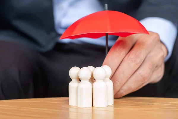 Podnikatelská Ruka Držící Deštník Zakrývající Muže Dřevěné Davu Zaměstnanců Lidé — Stock fotografie