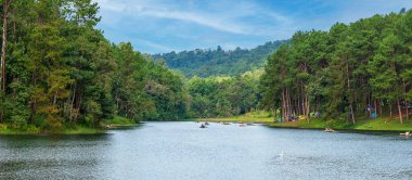 Pang Oung Gölü 'nün güzel manzarası, Mae Hong Oğlu, Tayland. seyahat, seyahat ve tatil kavramı