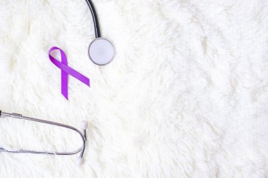 Pankreas kanseri, dünya alzaymır, epilepsi, lupus ve aile içi şiddet günü farkındalık ayı, elinde steteskoplu mor kurdele tutan kadın. Sağlık ve Dünya Kanser Günü konsepti