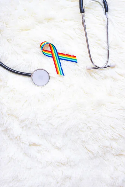 Λοατκι Rainbow Κορδέλα Στηθοσκόπιο Λευκό Φόντο Υποστήριξη Λεσβιακή Γκέι Bisexual — Φωτογραφία Αρχείου