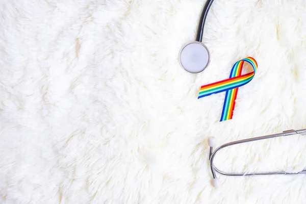 Ruban Arc Ciel Lgbtq Avec Stéthoscope Sur Fond Blanc Soutien — Photo