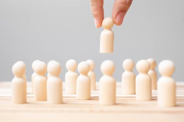 İşadamı, işçi kalabalığından lider ahşabı çekiyor. Toksik İnsanlar, İnsan Kaynakları Yönetimi, İşe Alma, Takım Çalışması ve Liderlik Konseptleri