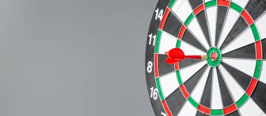 Red Dart, Bullseye veya Dartboard 'un merkezindeki hedefi vuruyor. İş, rekabet, hedef, başarı ve pazarlama kavramı