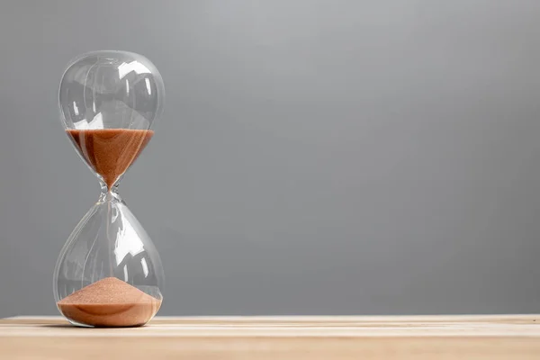 Hourglass Στο Γραφείο Του Τραπεζιού Αντίγραφο Χώρο Άμμος Ρέει Μέσα — Φωτογραφία Αρχείου