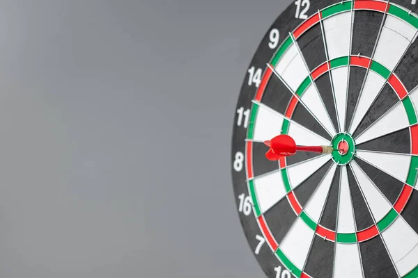 Piros Nyíl Célba Talált Bullseye Vagy Dartboard Közepén Üzleti Verseny — Stock Fotó