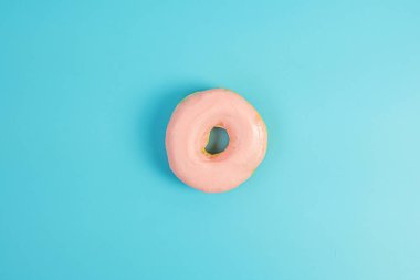 Mavi arka planda pembe çörek